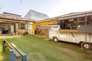 a van parked next to a house with a yard at Sossego Real: Casa Solo C/ Banheira Ofuro in Ilhabela
