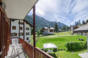 a balcony of a house with a view of a yard at Residence Delapierre in Gressoney-Saint-Jean