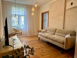 a living room with a couch and a tv at Taevaskoja külaliskorter in Taevaskoja