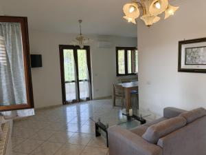ein Wohnzimmer mit Sofa und Tisch in der Unterkunft Dolce Onda in Bolsena