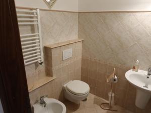 ein Badezimmer mit Toilette und Waschbecken in der Unterkunft Dolce Onda in Bolsena + 9 Fotos