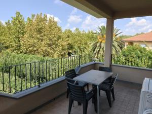 eine Veranda mit Tisch und Stühlen auf einem Balkon in der Unterkunft Dolce Onda in Bolsena