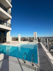 a swimming pool on the roof of a building at Departamento Excelente Ubicación - Torre Fenix in Santa Fe