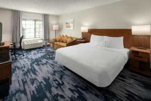 a hotel room with a large bed and a couch at Fairfield Inn & Suites Portland South/Lake Oswego in Lake Oswego +21 photos