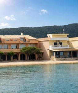 ein Gebäude am Ufer eines Gewässers in der Unterkunft messonghi bay in Mesongi