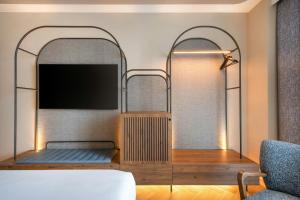 ein Wohnzimmer mit zwei Spiegeln und einem Sofa in der Unterkunft AC Hotel Palacio Universal by Marriott in Vigo + 59 Fotos