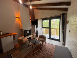 ein Wohnzimmer mit Tisch und Stühlen und einem Fenster in der Unterkunft Ayas Apart in Macka