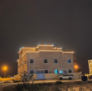 a building with a car in front of it at night at فلل فاخرة للإيجار صلالة Salalah Villas in Salalah