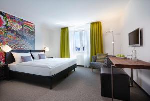 
A bed or beds in a room at Kochs Stadthotel

