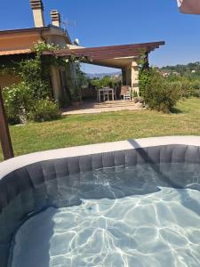 a plunge pool in a yard with a house at Calliope vacanze in Terni