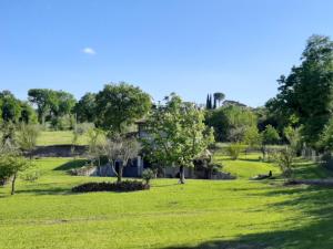 a park with green grass and trees on a sunny day at Calliope vacanze in Terni