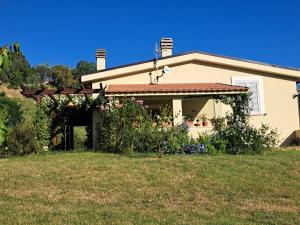a house with a gazebo in the yard at Calliope vacanze in Terni