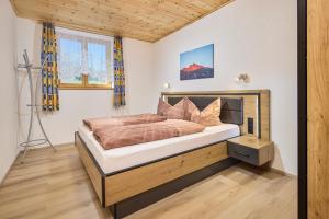 a bedroom with a bed in a room at Appartement Lea in Niederthai