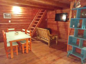 a room with a table and a ladder in a cabin at Complejo Medanales del Sur in Balneario Reta
