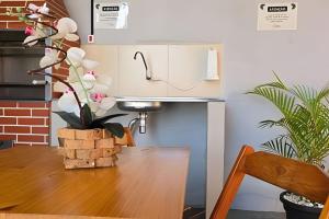 a kitchen with a wooden table and a tableablish at Chalé Ilhamar c/ garagem in Ilhabela