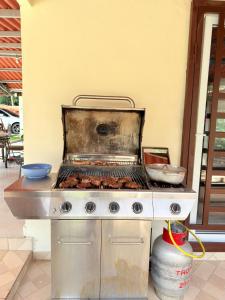 a grill with two bowls on top of it at Rustic House in Cerro azul in Cerro Azul