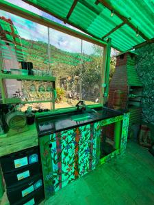 a kitchen with a sink and a window at Hospedagem Ratzke in Paraty