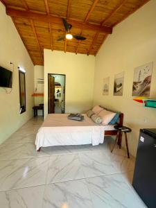 a bedroom with a bed and a ceiling fan at Hospedagem Ratzke in Paraty