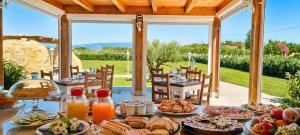 ein Tisch mit Speisen und Getränken oben drauf in der Unterkunft Corallo Home Resort in Le Castella