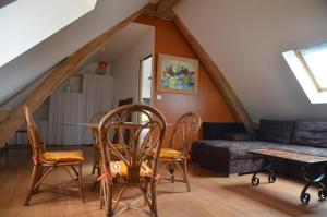 a living room with a table and chairs and a couch at Le gite d'Or in Vouvray