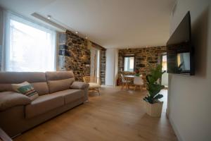 a living room with a couch and a tv at Un buen día in Ramales de la Victoria