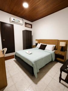 a bedroom with a large bed in a room at Hotel Arauca Colonial in Arauca