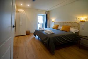 a bedroom with a bed with towels on it at Un buen día in Ramales de la Victoria