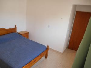 a bedroom with a bed with a blue mattress at Ayinmai departamento C in Trelew