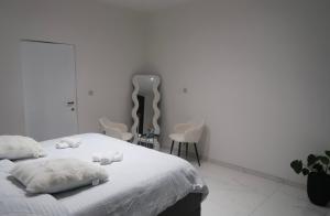 a bedroom with a bed with two stuffed animals on it at JBM Appartement spéciaux Gare de Vilvorde - Bruxelles Airport &Brussel Expo in Vilvoorde