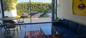 a living room with a couch and a table at Les chambres de Dolce in Bandol