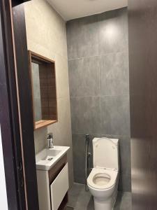 ein kleines Badezimmer mit Toilette und Waschbecken in der Unterkunft Emeraude avec salle de sport in Dakar