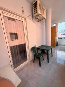 a green table and a chair in a room at Casa Mare in Golem