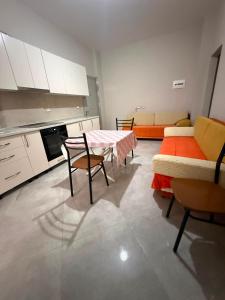 a kitchen and living room with a table and chairs at Casa Mare in Golem