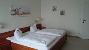 מיטה או מיטות בחדר ב-Hotel und Restaurant Rabennest am Schweriner See