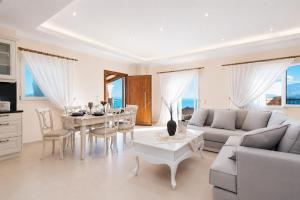 a living room with a couch and a table at Villa Frosso in Kalami