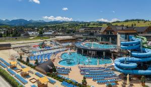 a large pool with a water park with a slide at Termalne Spanie w Chochołowskich Termach in Chochołów
