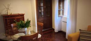a dining room with a glass table and a window at O retiro da Trabe in Viveiro