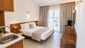 ein Hotelzimmer mit Bett und Waschbecken in der Unterkunft Summer House in Nikiti