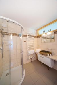 a bathroom with a shower and a sink at Ferienwohnung Gänseblümchen in Suhl