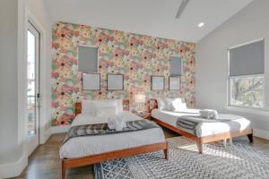 two beds in a room with a floral wallpaper at Spacious Gulch Retreat Super Skyline Views in Nashville