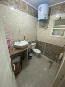a bathroom with a sink and a toilet at الملاحه in Suez