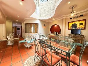 ein Esszimmer mit Tisch und Stühlen in der Unterkunft Hotel Casa Ruth Cuenca in Cuenca