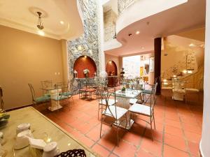 ein Esszimmer mit Tischen und Stühlen in einem Raum in der Unterkunft Hotel Casa Ruth Cuenca in Cuenca