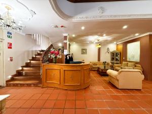 ein Wohnzimmer mit Treppe und eine Lobby mit Sofas in der Unterkunft Hotel Casa Ruth Cuenca in Cuenca