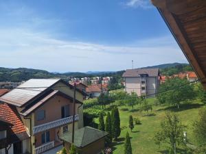 Blick auf eine Stadt mit Häusern und Bäumen in der Unterkunft Apartman SELMA in Vogošća