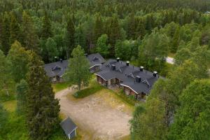an aerial view of a house in the woods at Rukan Lumikelo in Kuusamo