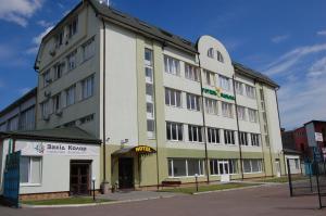 duży budynek na ulicy z budynkiem w obiekcie Art Hotel Palma w Lwowie