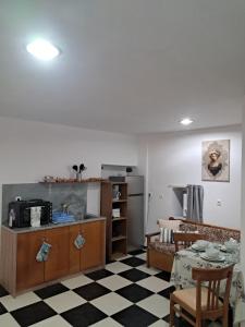 a living room with a table and a kitchen at Nikol's house in Kámpos