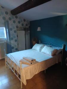 a bed in a bedroom with a blue wall at Appartement in Courthézon