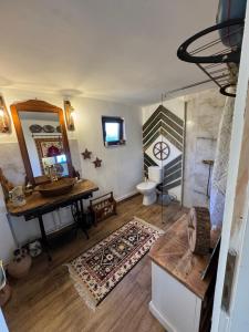 a bathroom with a sink and a mirror at Căsuța Rustică in Muncelu Mare